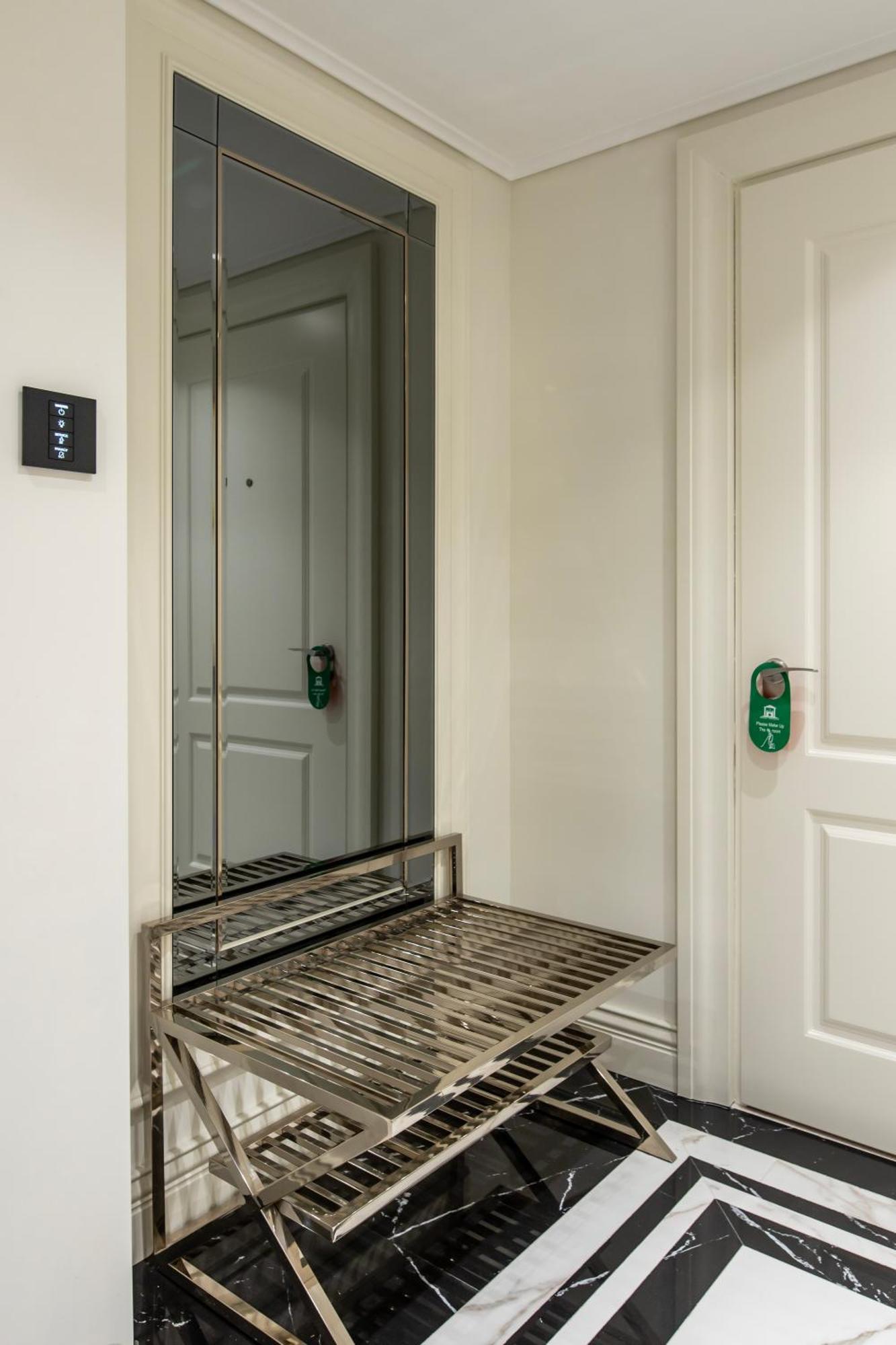 Xheko Imperial Luxury Hotel & Spa Tirana Exterior foto A door viewer