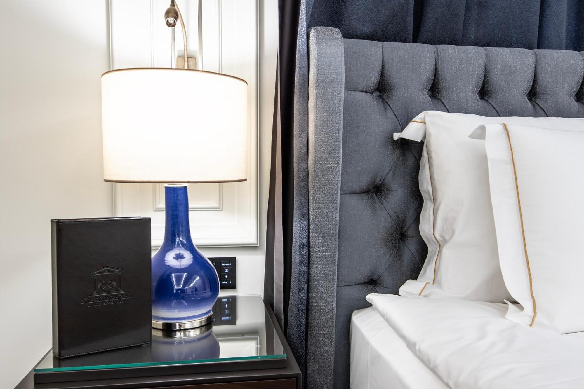 Xheko Imperial Luxury Hotel & Spa Tirana Exterior foto A lamp on a bedside table