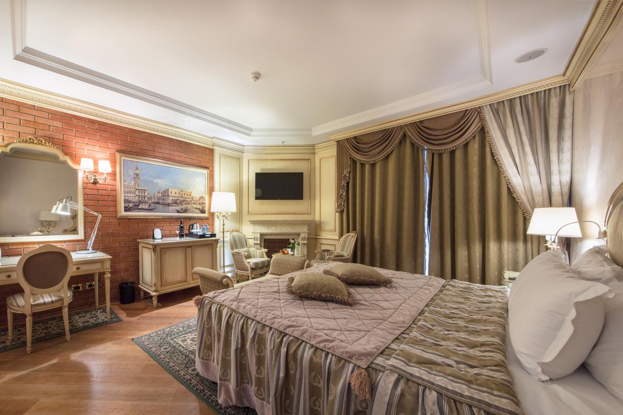 Xheko Imperial Luxury Hotel & Spa Tirana Exterior foto A bedroom at the hotel