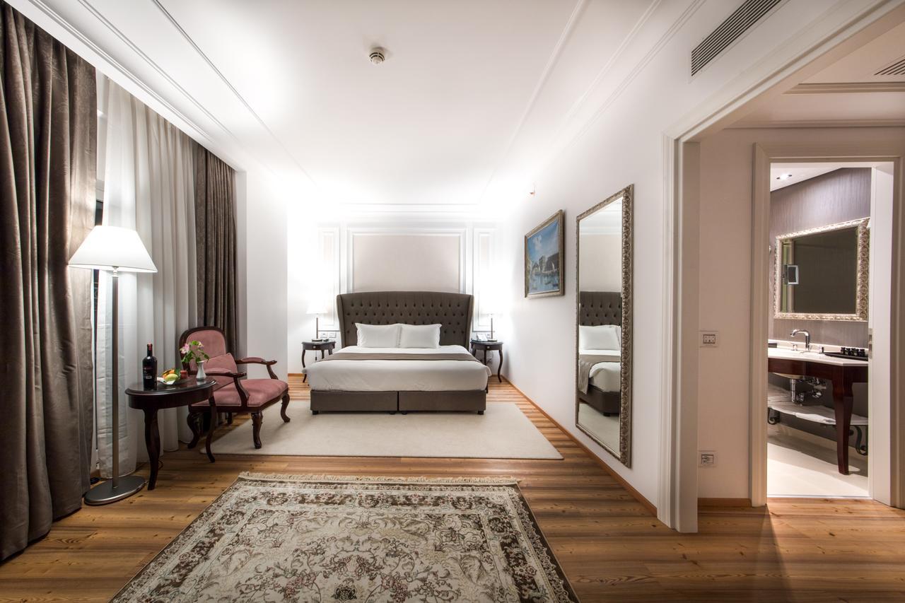 Xheko Imperial Luxury Hotel & Spa Tirana Exterior foto A bedroom at the hotel