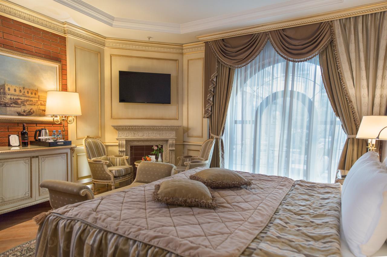 Xheko Imperial Luxury Hotel & Spa Tirana Exterior foto A bedroom at the hotel