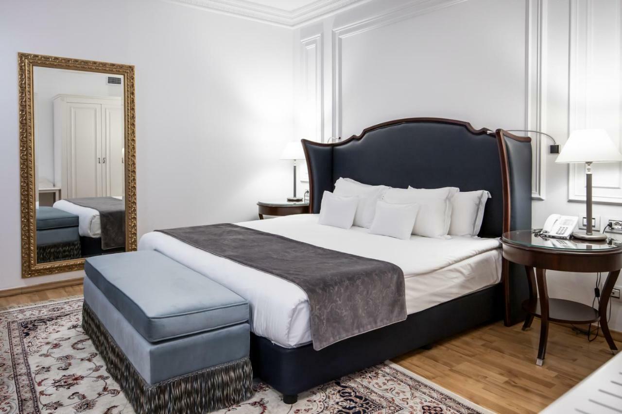 Xheko Imperial Luxury Hotel & Spa Tirana Exterior foto A bedroom at the hotel
